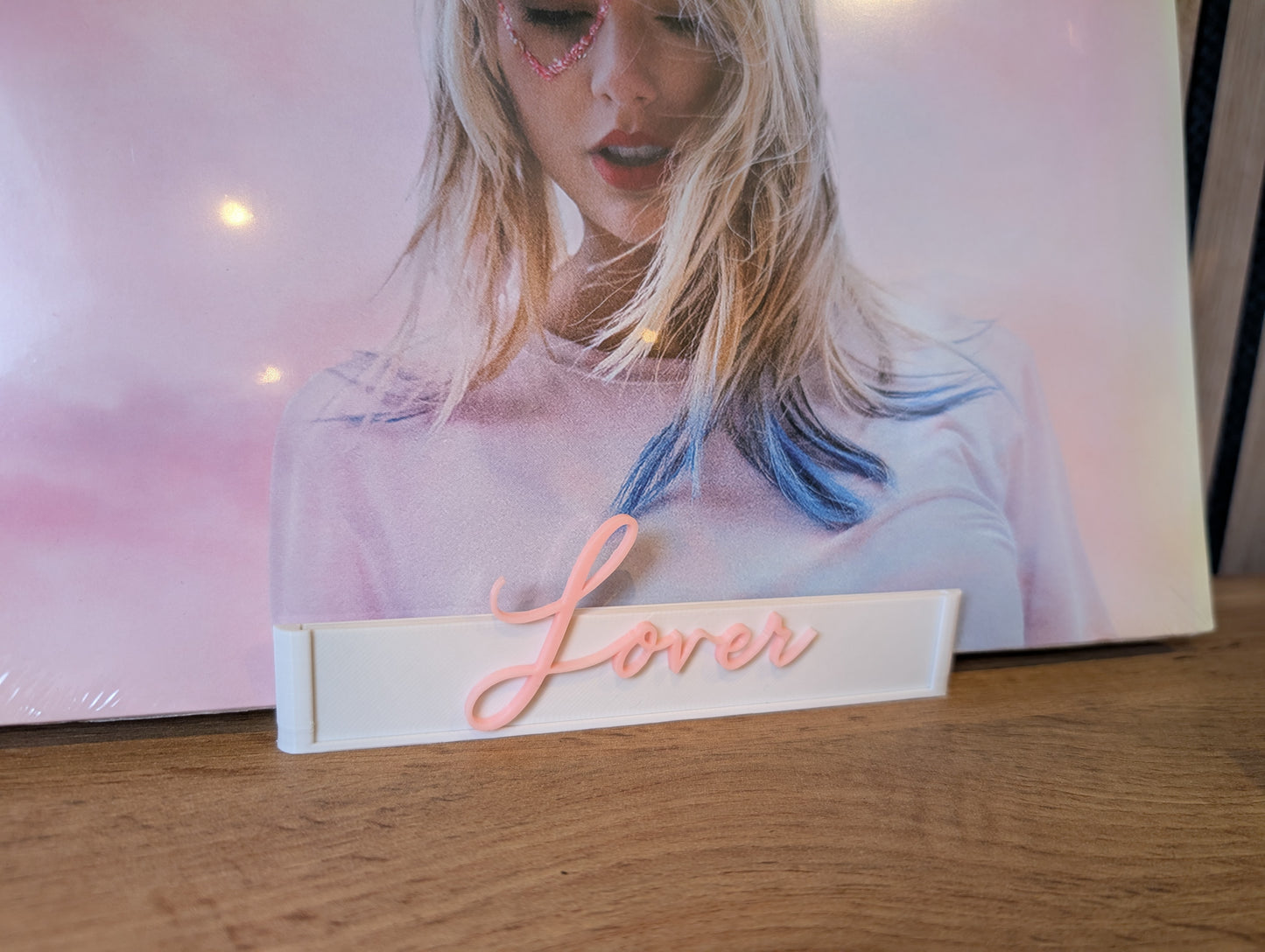 ✨ Taylor Swift "Lover" Wand-Vinylhalter – Stilvoll & Fan-Liebe in 3D ✨